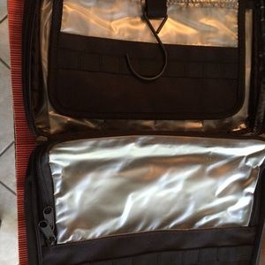 MEN OR WOMEN'S BATHROOM SUPPLY TRAVEL BAG